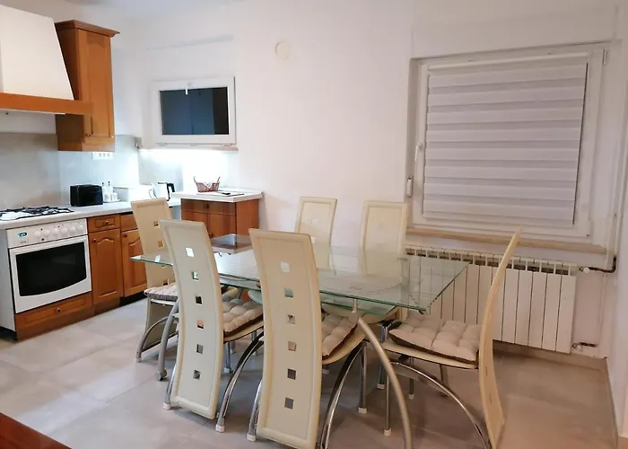 Crown Rd Οπατία